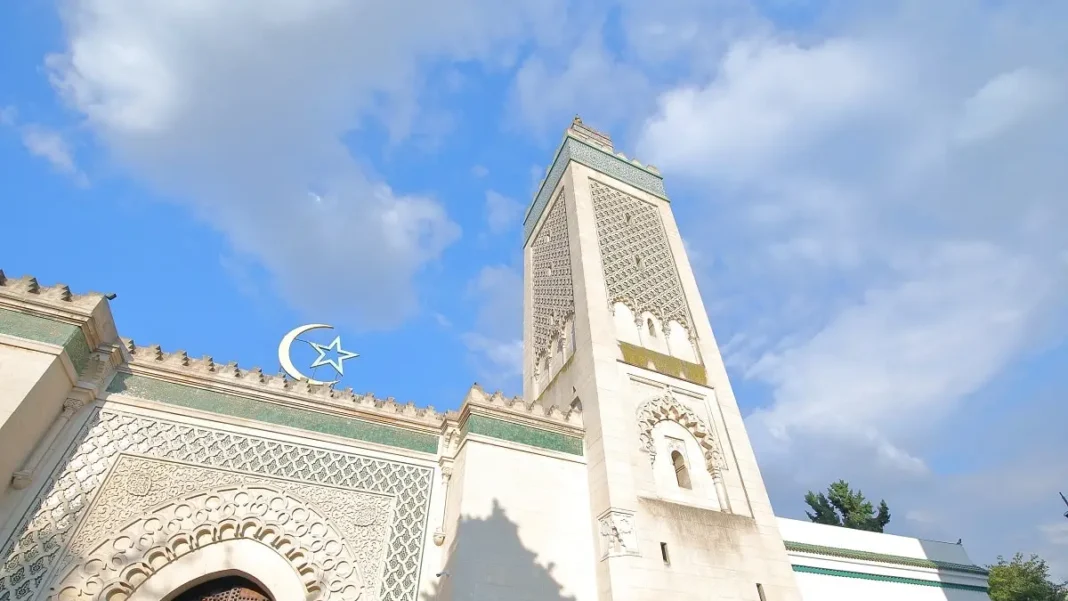 France : deux mosquées victimes d’attaques. Les découvertes font froid au dos Mosquée tunisienne avec minaret sous ciel bleu clair.