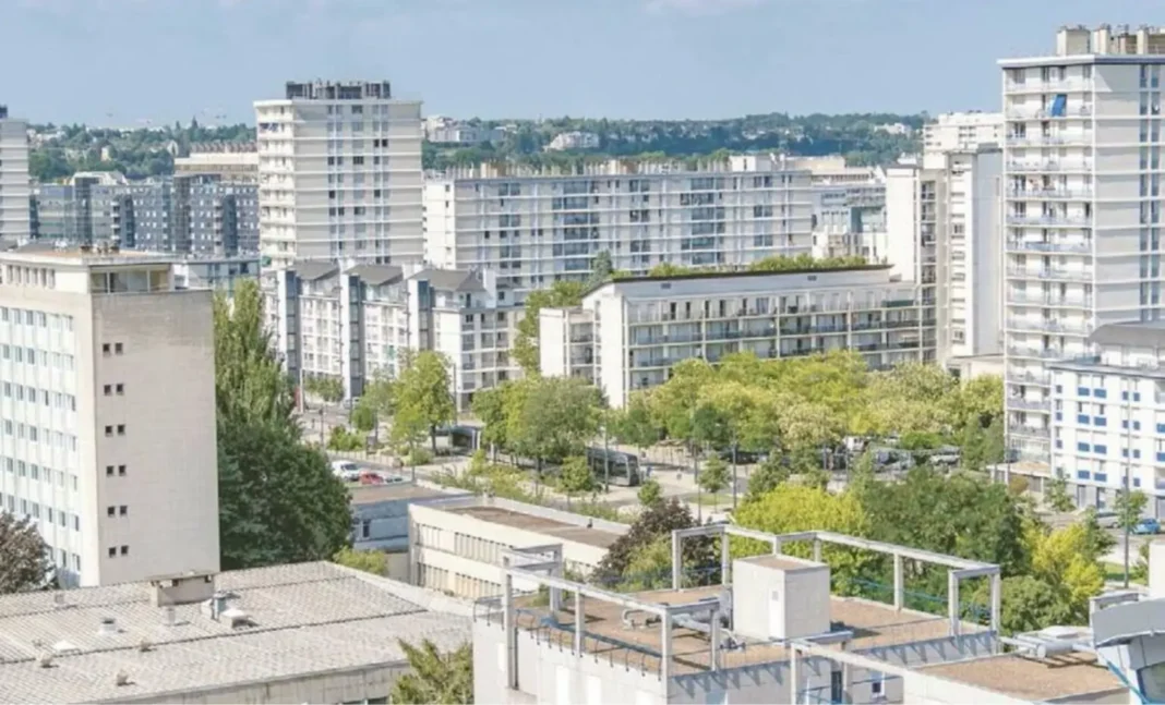 Vue d'ensemble de bâtiments résidentiels modernes à Paris.