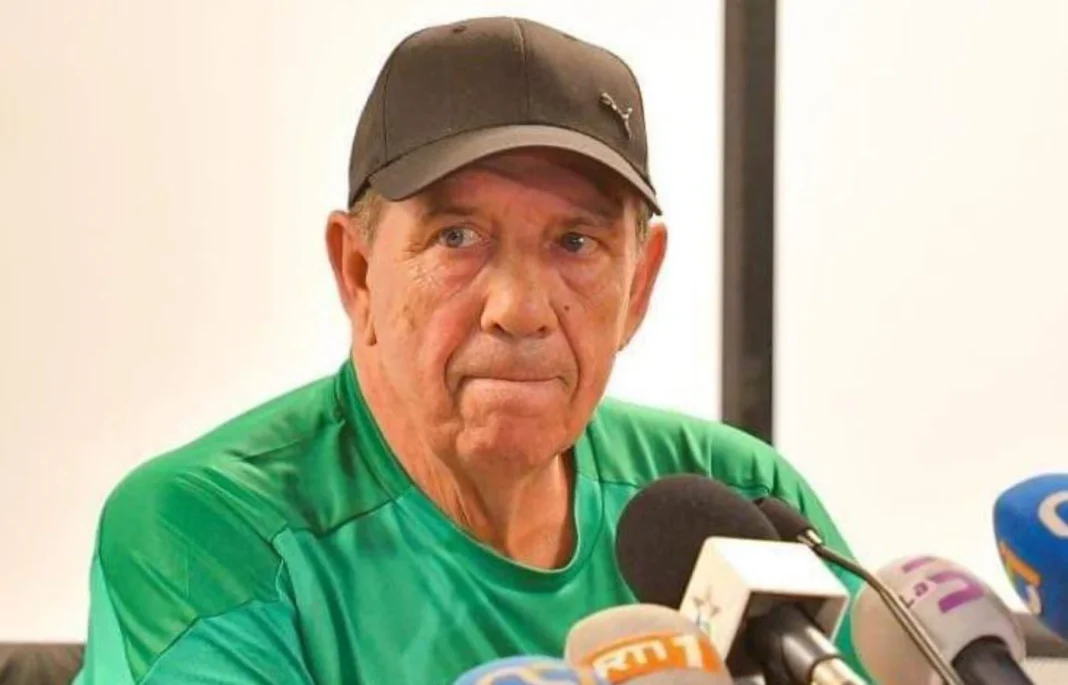 CAN 2023 : Jean-Louis Gasset face à un dilemme pour la liste des 27 joueurs ivoiriens Jean-Louis Gasset en conférence, portant un t-shirt vert et un chapeau gris.