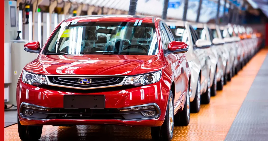 Véhicules Geely rouges en ligne dans une usine en Tunisie.