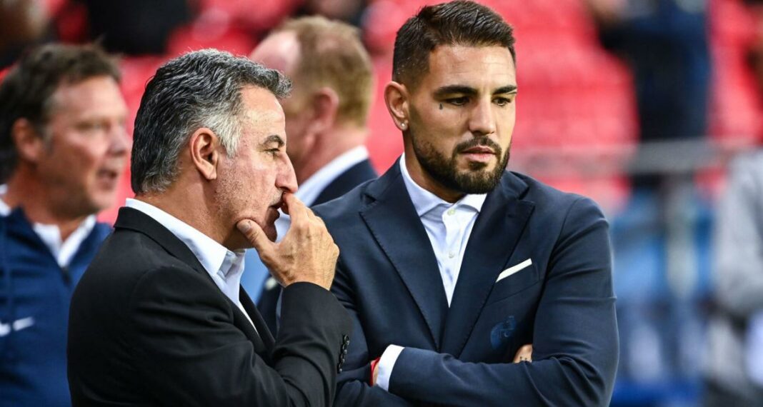 Graves accusations contre Christophe Galtier: Andy Delort se joue les défenseurs Christophe Galtier et Andy Delort lors d'une rencontre sportive.