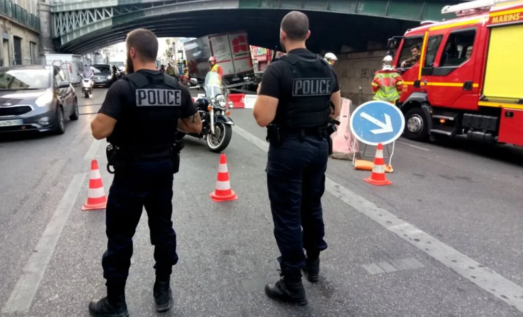 Guerre de la drogue à Marseille : l’année 2023 enregistre un nombre record de victimes Policiers en intervention lors d'une opération sous un pont à Marseille.