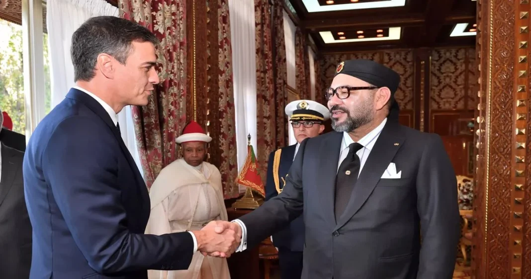 Mohammed VI et Sanchez se serrent la main lors d'une rencontre officielle.