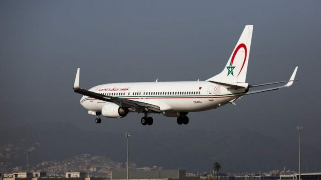 Royal Air Maroc en classe affaires : Quand le confort vole en éclats, l’expérience d’un passager déçu Avion Royal Air Maroc en vol avec ciel nuageux en arrière-plan.