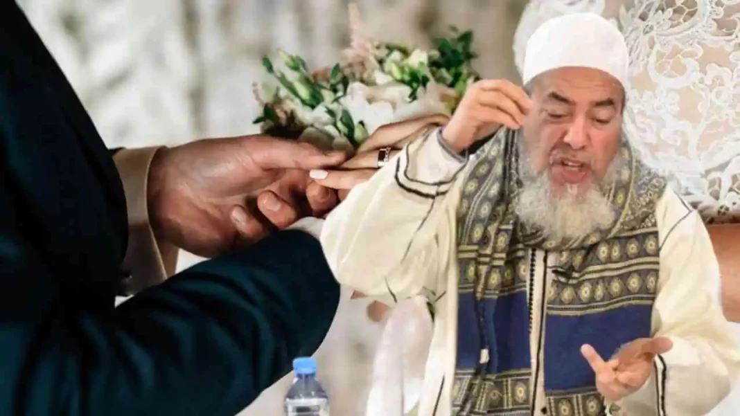 Algérie: Il fixe le montant de la dot de sa fille à 50 DA. La toile prend feu Homme âgé en tenue traditionnelle lors d'une cérémonie de mariage.
