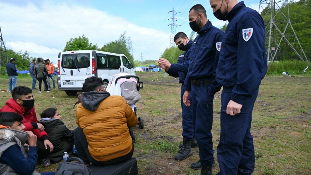 Immigration en France : l’ONG HRW dénonce une disposition qui vise les musulmans Policiers en uniforme contrôlant des migrants dans un champ.