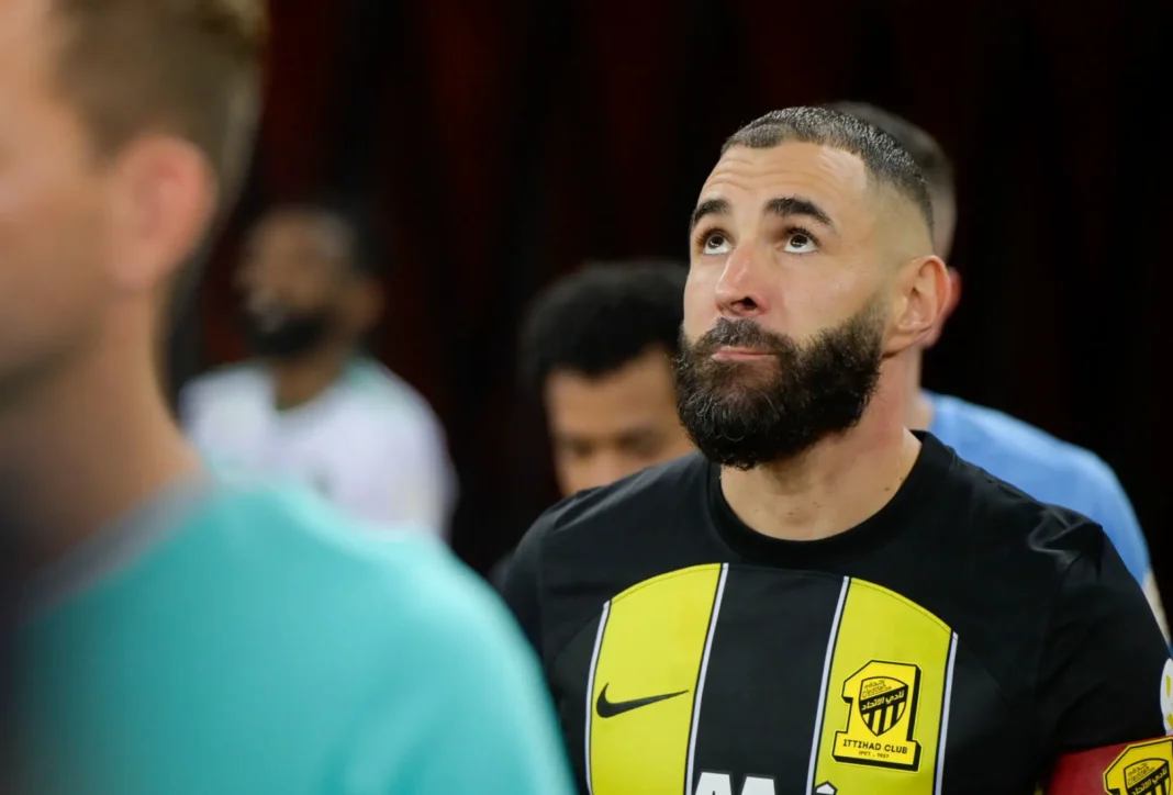 Et ça continue ! Karim Benzema à nouveau sous le feu des critiques Karim Benzema en tenue de sport lors d'une séance d'entraînement.