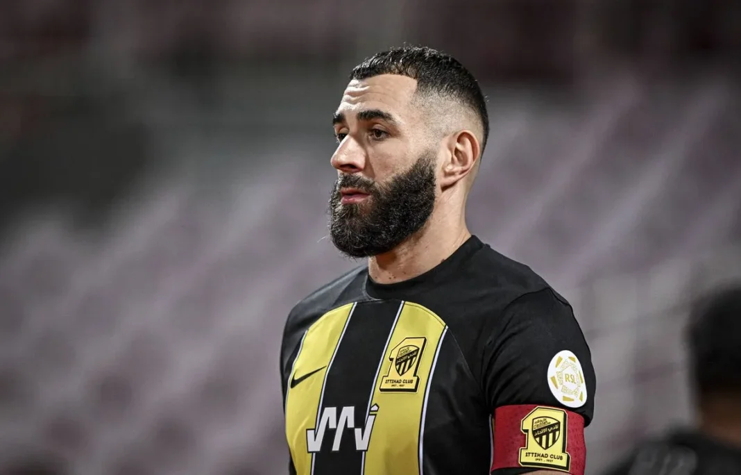 Voici le vrai du faux ! Karim Benzema n’a pas fui l’Arabie Saoudite Karim Benzema portant le maillot de son équipe, regard concentré.