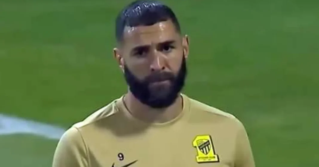 Et ça continue ! Karim Benzema qualifié de paresseux par les supporters Karim Benzema avec un maillot de football jaune sur le terrain.