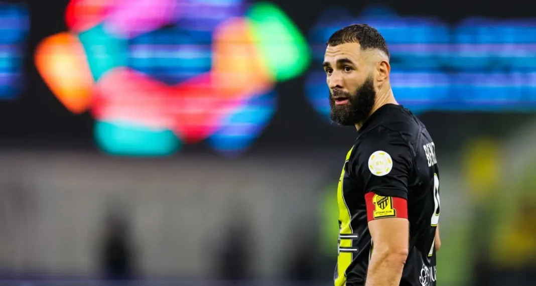 Karim Benzema, en Arabie saoudite, Top ou flop ? Les supporters ont déjà tiré leur conclusion Karim Benzema lors d'un match en Arabie saoudite, regardant vers l'avant.