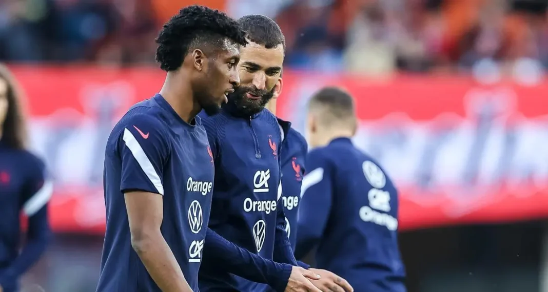 « Je ne comprends pas pourquoi Karim Benzema est autant critiqué »,Kingsley Coman Karim Benzema et Kingsley Coman lors d'un match de football.