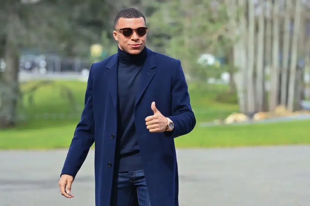 Le saviez vous ? Kylian Mbappe, est aussi un homme d’affaire prospère Kylian Mbappé en costume, montrant son style d'homme d'affaires.