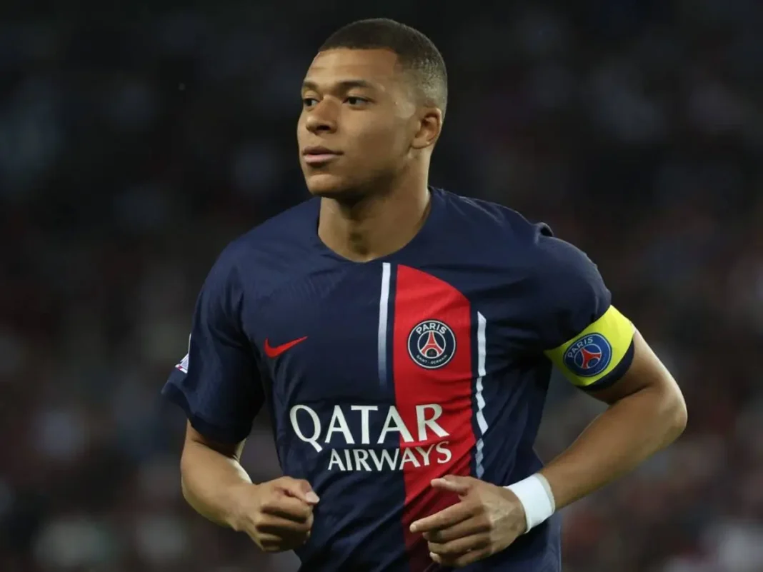 Kylian Mbappe et le PSG, les discussions sont en cours en vue d’une éventuelle prolongation Kylian Mbappé portant le maillot du PSG avec brassard de capitaine.