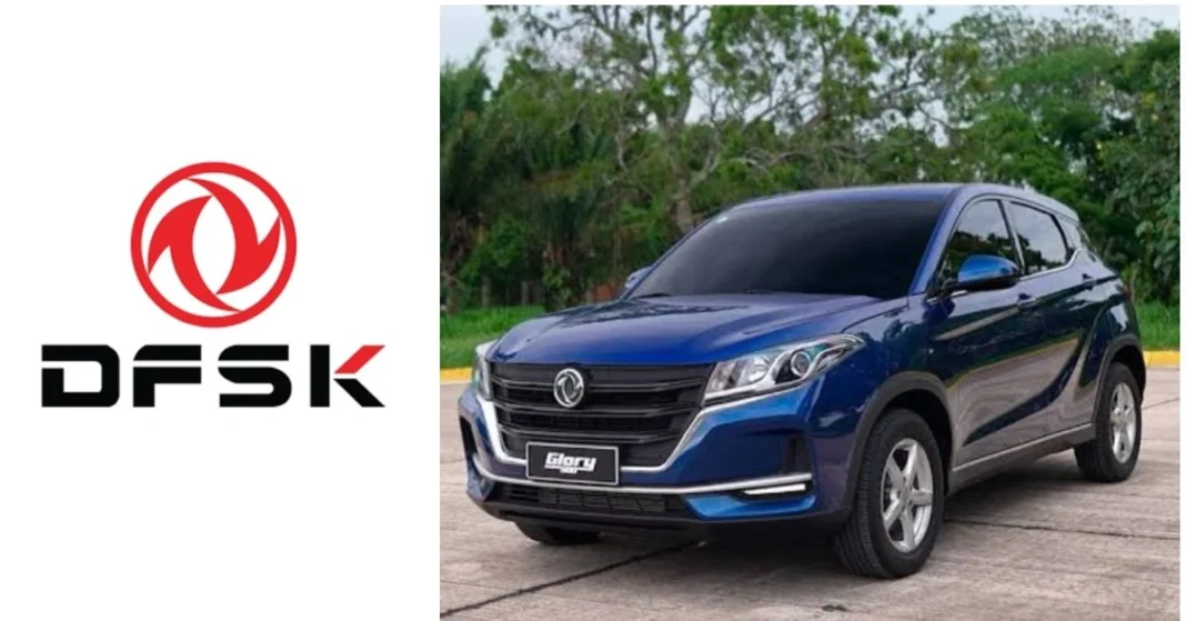 Voiture Fengon DFSK bleue en extérieur avec logo DFSK.