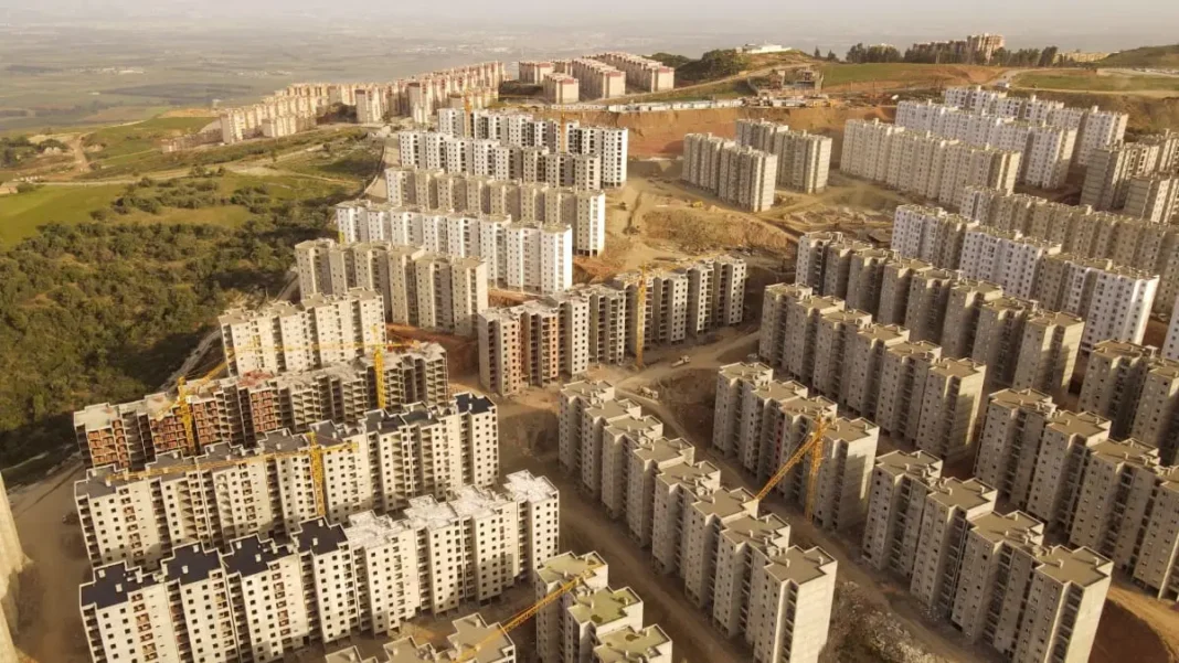 L’avertissement est à peine voilé! l’AADL remet la société Bazala Al Hachemi sur les rails Vue aérienne de logements en construction dans une zone urbaine en Algérie.