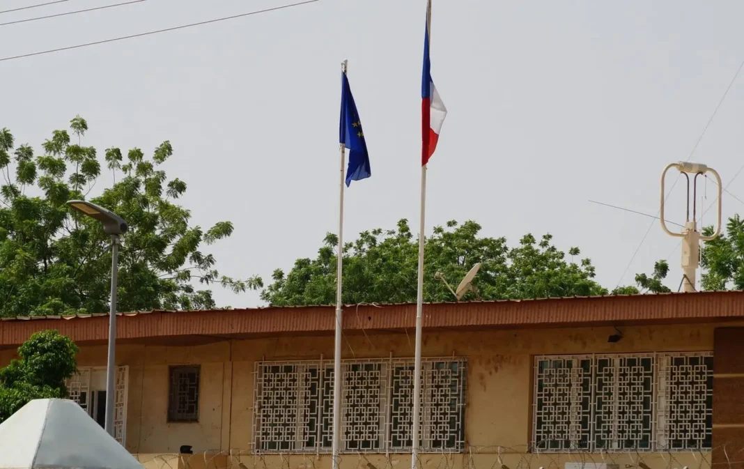 Drapeaux français et européen en Niger Drapeaux français et européen devant un bâtiment au Niger.