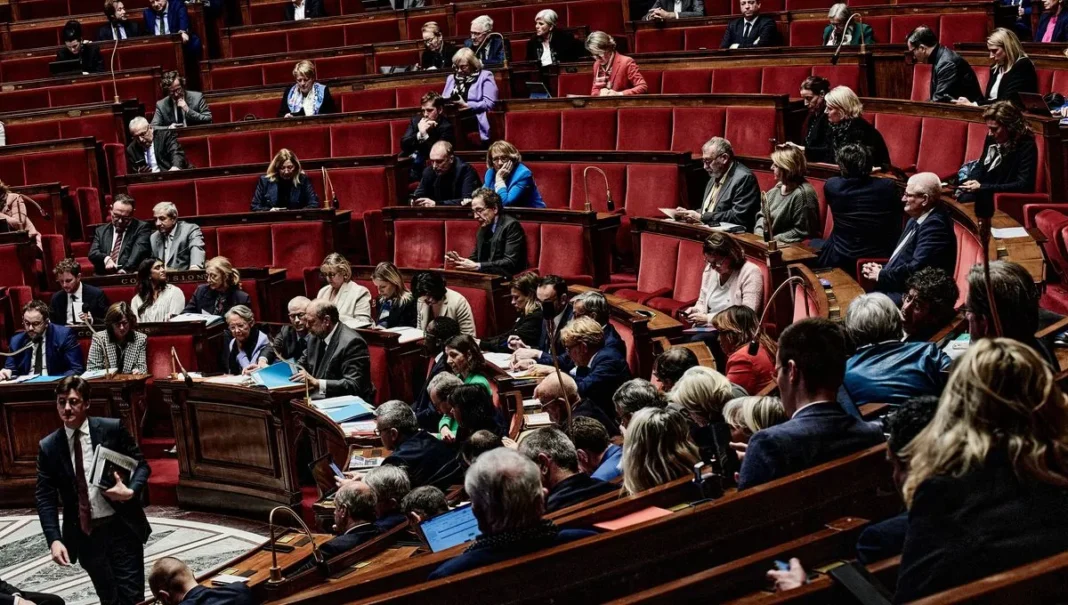 Loi sur Immigration en France : les organisations patronales françaises très inquiètes Députés et sénateurs lors d'un débat sur l'immigration en France.