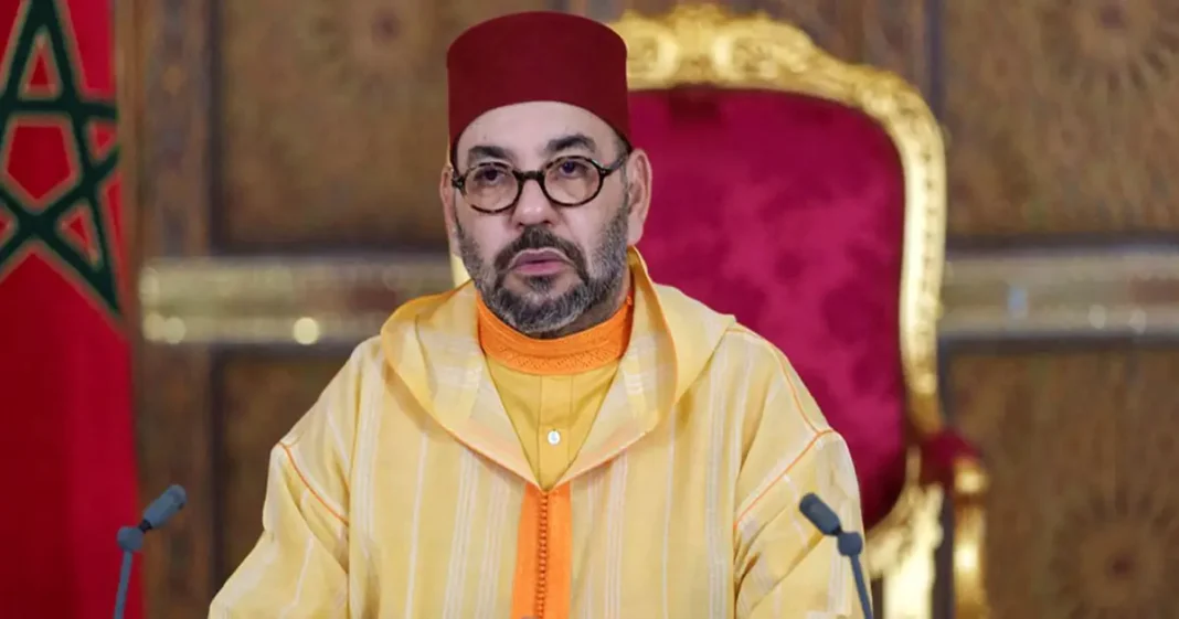 Révolution sociale : Comment le Roi Mohammed VI redéfinit les fondations de l’État social Mohammed VI, roi du Maroc, en tenue traditionnelle lors d'une réunion officielle.