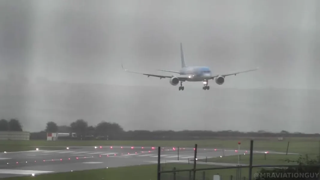 Inédit! Le vent empêche un avion d’atterrir. Le sang froid du pilote sauve la vie à des centaines de passagers Avion en approche avec vent fort et pluie intense.