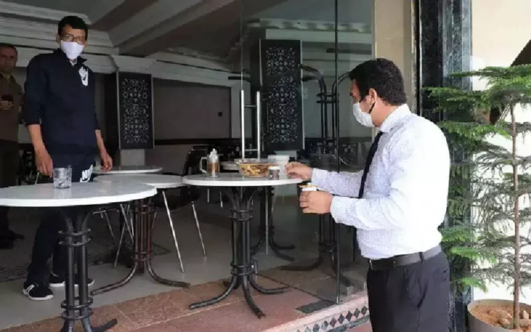 Maroc : Des restaurateurs accusés d’empoisonner leurs clients Deux restaurateurs portant des masques dans un restaurant moderne.