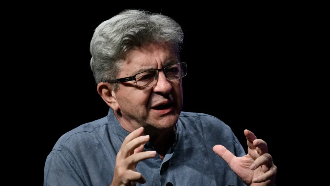 Loi immigration en France : « Ne donnez pas cette image de la République », Jean-Luc Mélenchon Jean-Luc Mélenchon parlant lors d'une intervention publique.