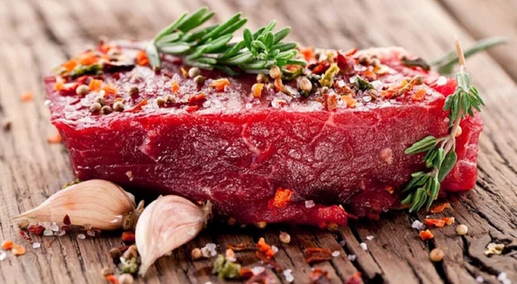 Ramadan 2024 : Vers une pénurie de viande rouge ? Gros plan sur un morceau de viande rouge épicée et assaisonnée.