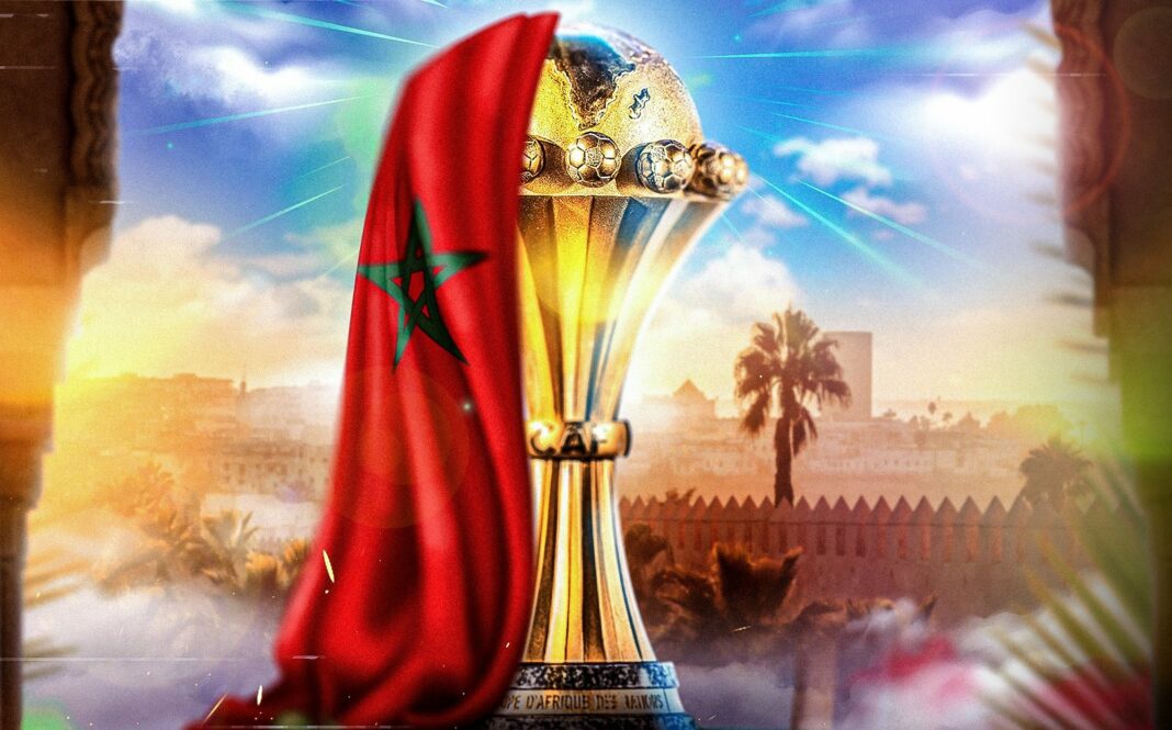 Trophée de la CAN 2025 avec drapeau marocain.