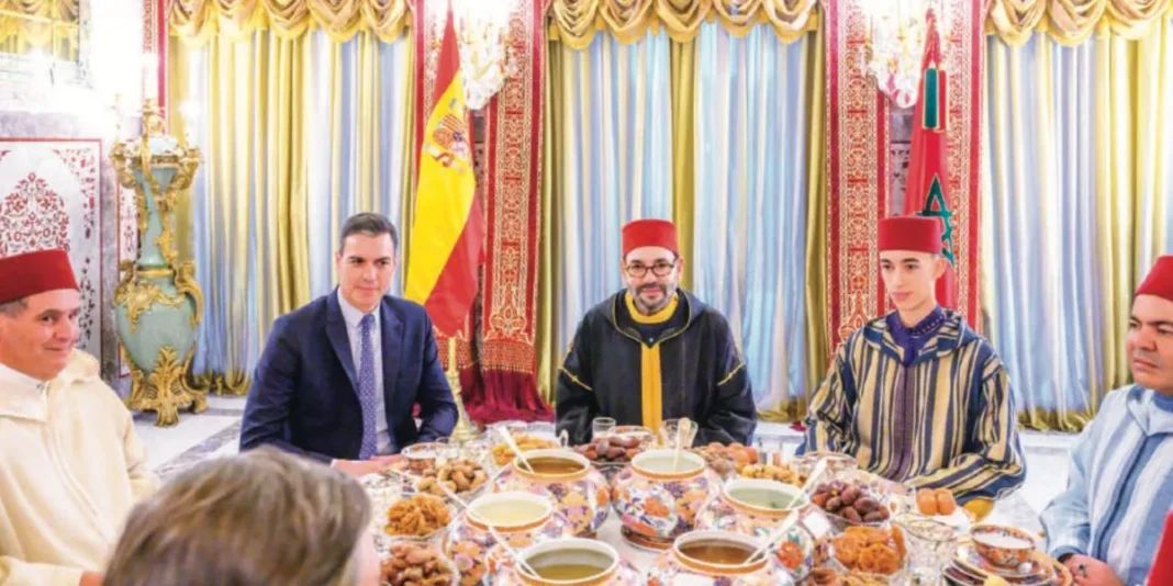 Espagne – Mohammed VI : Un cadeau diplomatique qui change la donne Rencontre officielle entre dirigeants espagnols et marocains en salle de réception luxueuse.