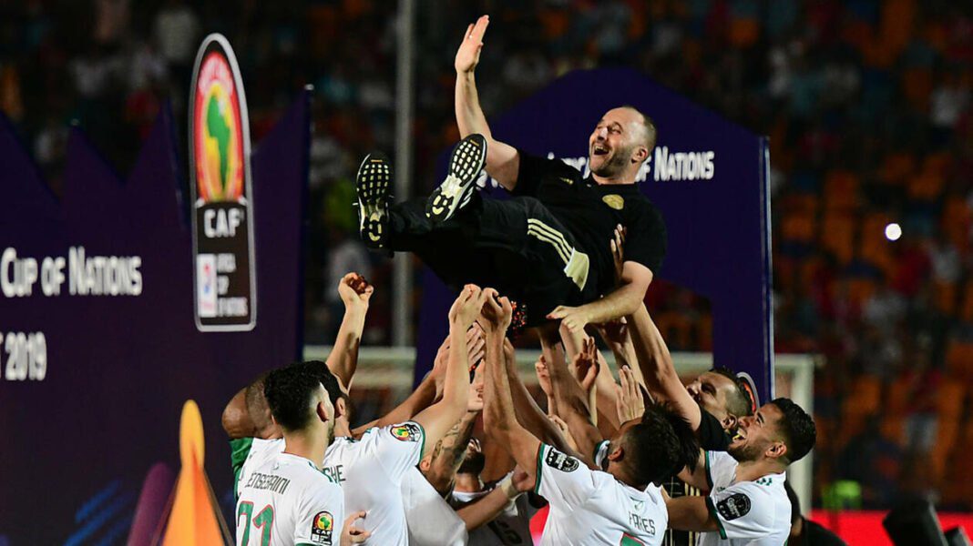 Réjouissances pour Belmadi : La Côte d’Ivoire prépare un terrain de jeu parfait pour l’Algérie à moins de 40 jours de la CAN Les joueurs algériens célèbrent leur qualification pour la CAN.