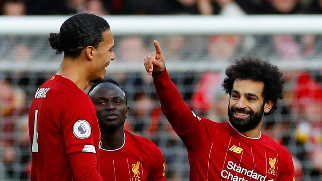 Mohamed Salah couronné meilleur joueur de l’année 2023 : La déception de Riyad Mahrez Mohamed Salah célèbre avec un coéquipier lors d'un match de football.