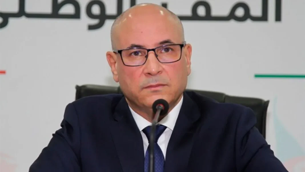 Modernisation du commerce: l’Algérie en pôle position pour franchir un nouveau palier Homme d'affaires algérien lors d'une conférence sur la modernisation du commerce.