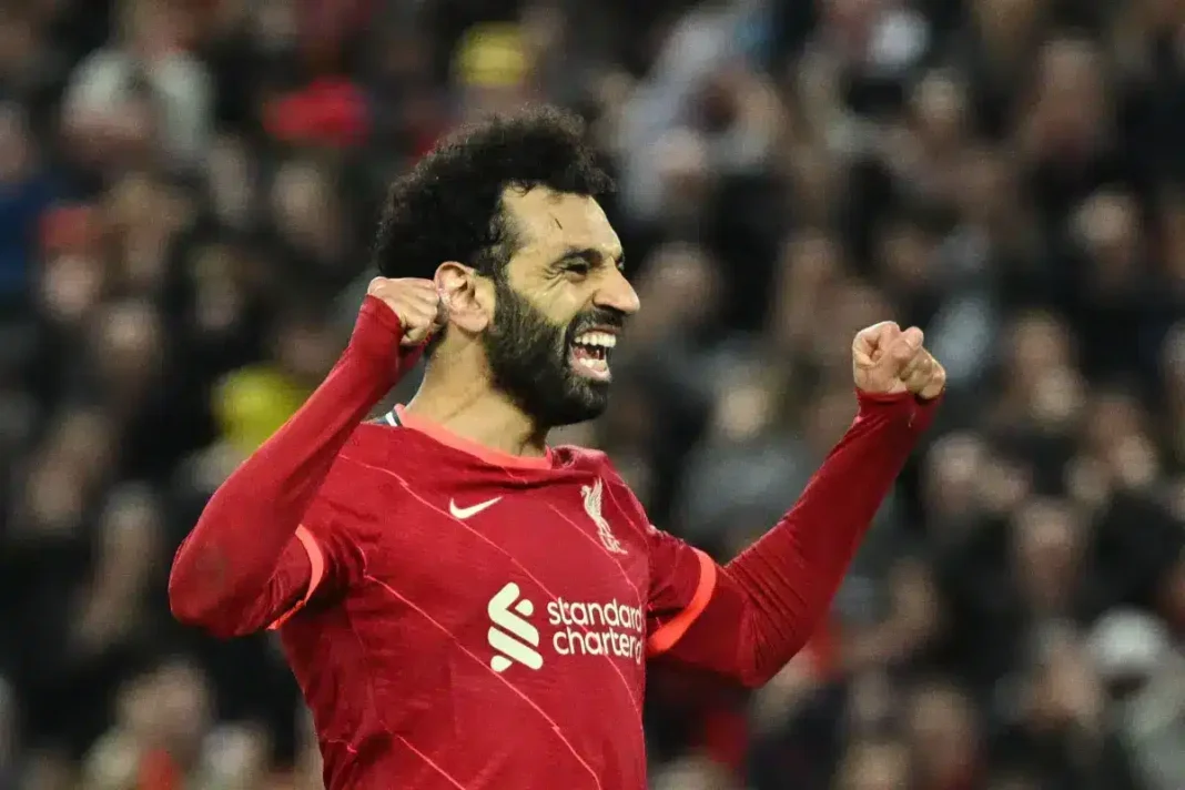 Mohamed Salah en célébration Mohamed Salah célèbre avec enthousiasme lors d'un match de football.