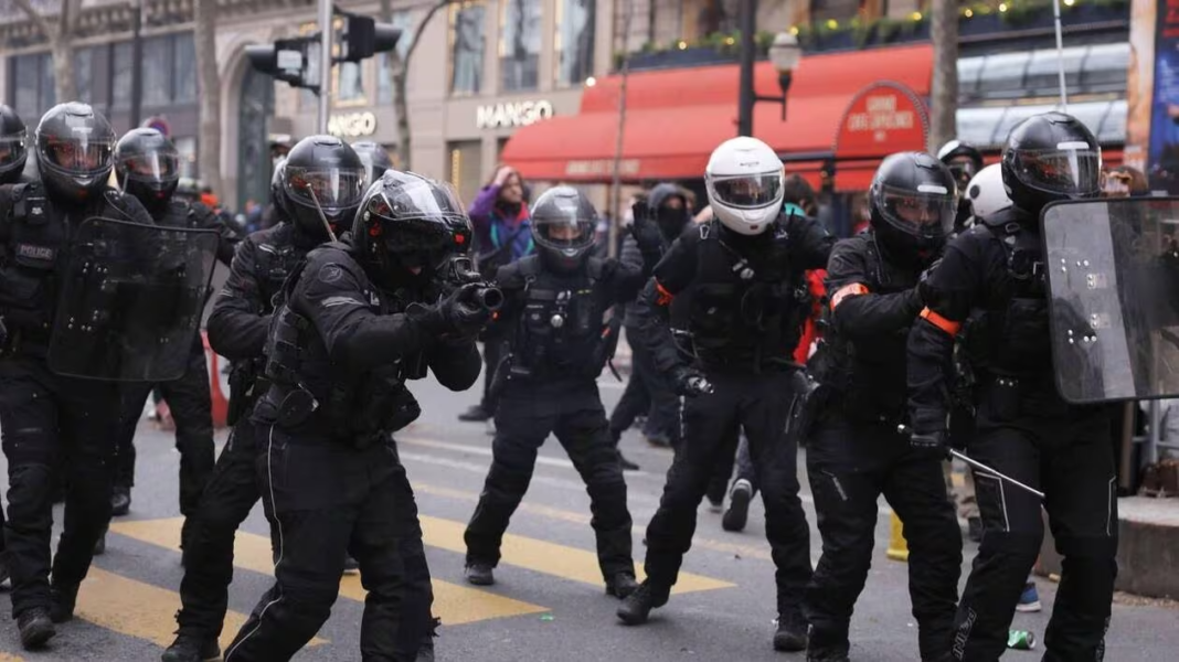 Nice: Un OQTF surpris en train de fumer du joint, menace les policiers à sa trousse Policiers en intervention lors d'une manifestation à Nice.