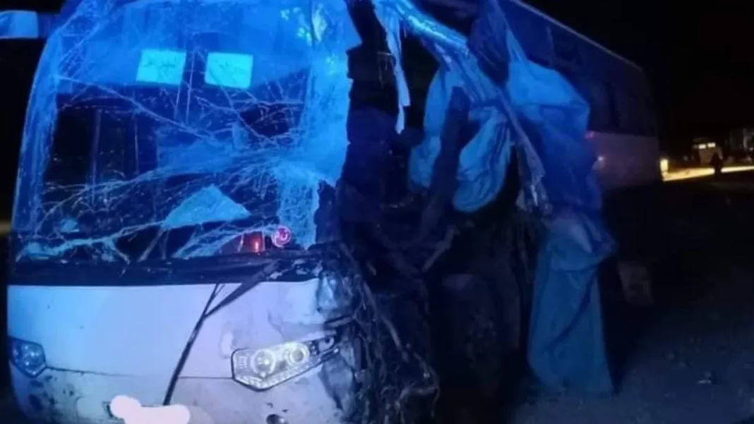 Ouled Djellal en Algérie: un accident dévastateur fait 8 morts Véhicule accidenté à Ouled Djellal après un crash.