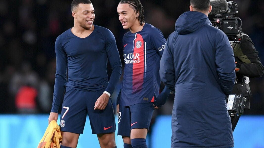 Ethan Mbappé, le nouveau Talent du PSG : Digne successeur de Kylian Mbappé à 16 Ans ? Ethan Mbappé et Kylian Mbappé lors d'un match du PSG.