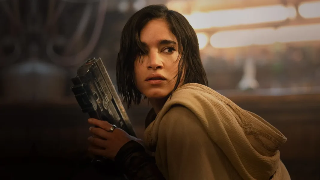 Rebel Moon : Sofia Boutella, entre guerre et fiction de Zack Snyder Sofia Boutella avec arme dans Rebel Moon de Zack Snyder.
