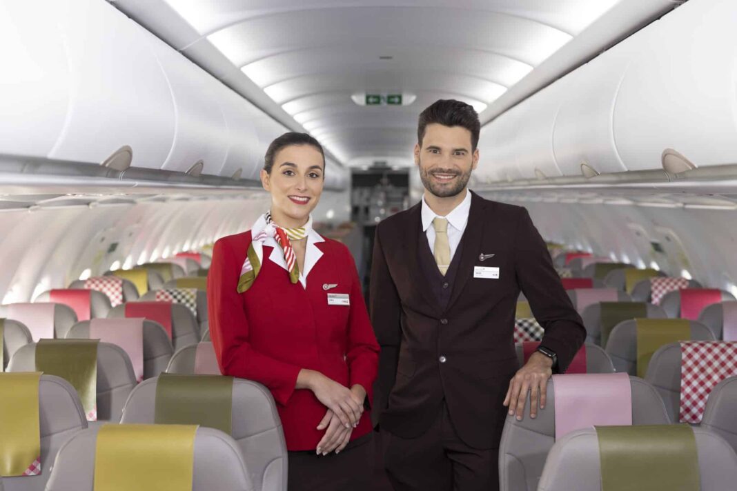 Recrutement chez Volotea : une vingtaine de PNC finistériens recherchés Deux agents de cabine Volotea dans l'avion, souriants et professionnels.