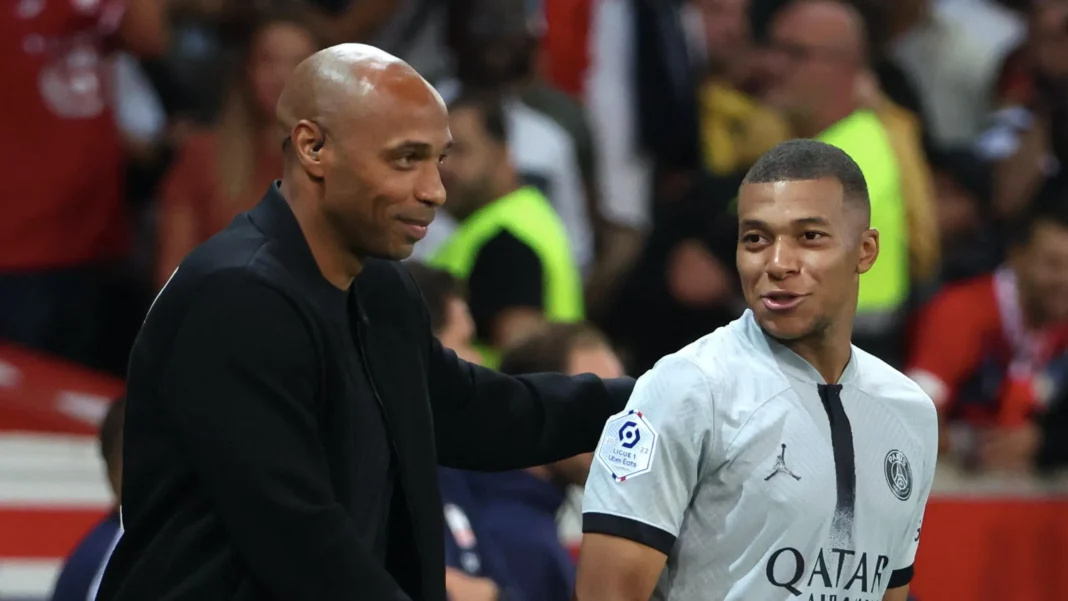 Thierry Henry et Kylian Mbappé au match Thierry Henry et Kylian Mbappé lors d'un événement sportif.