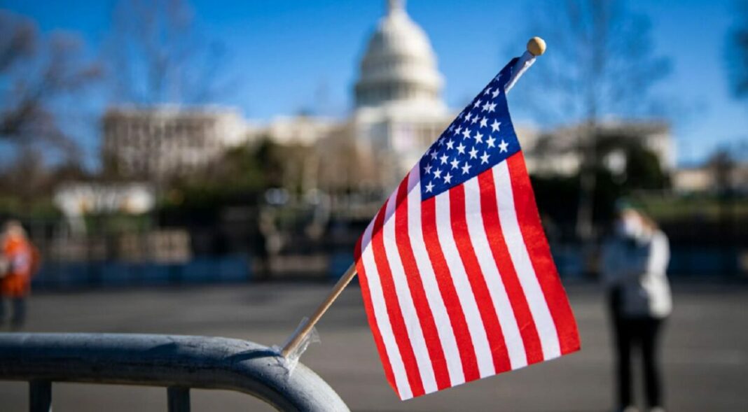 Drapeau américain flottant devant le Capitole à Washington.