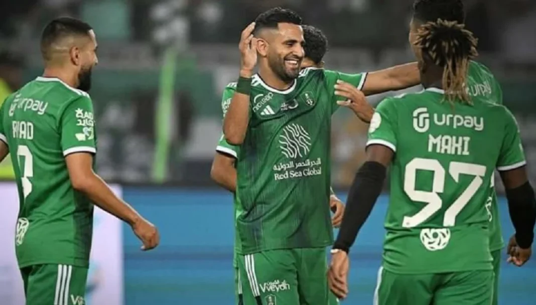 Riyad Mahrez répond aux critiques : Le Fennec brille avec un doublé contre Al-Shorta Riyad Mahrez et ses coéquipiers en célébration sur le terrain.