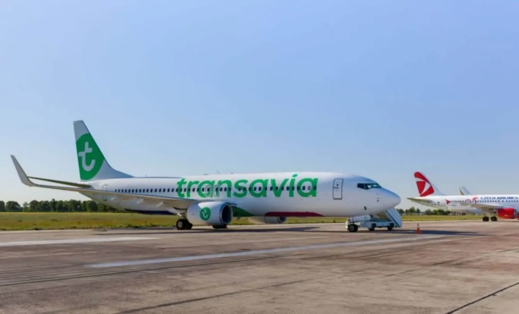 Avion Transavia au sol Avion Transavia stationné à l'aéroport, prêt à décoller ou atterrir.