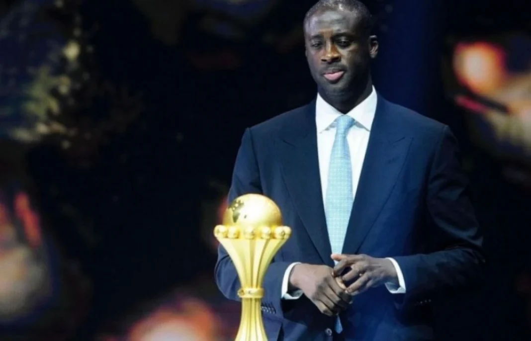 Yaya Touré en costume avec un trophée lors d'une cérémonie.