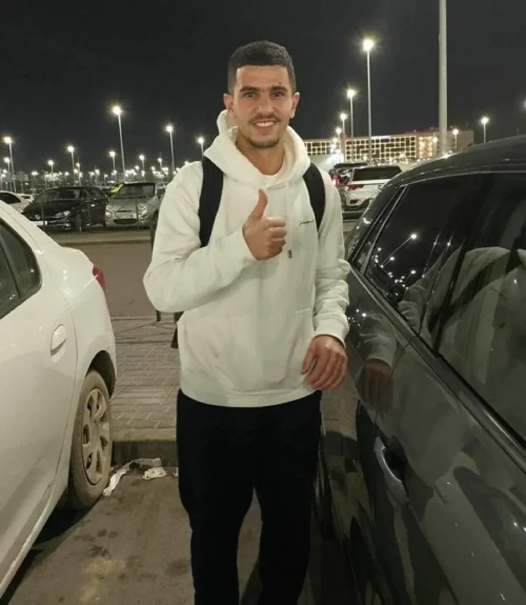 Youcef Atal : » Rien n’est acté » dixit Florian Ghisolfi Youcef Atal souriant, en hoodie blanc, dans un parking nocturne.