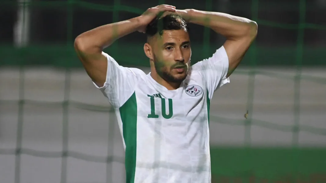 Belmadi dédaigne Youcef Belaili pour la CAN 2023 ? Le doute plane toujours Youcef Belaili en action sur le terrain de football.