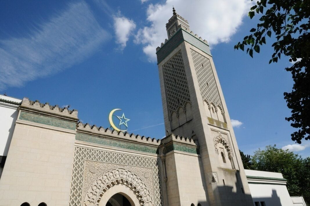 Mosquée de Paris lors de la Nuit du Doute Mosquée de Paris avec minaret et symbole islamique sous ciel bleu clair.