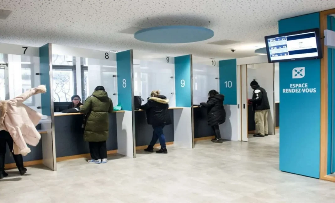 Aides sociales aux étrangers en France : voici les nouvelles dispositions prises Espace d'accueil avec plusieurs guichets pour services sociaux en France.
