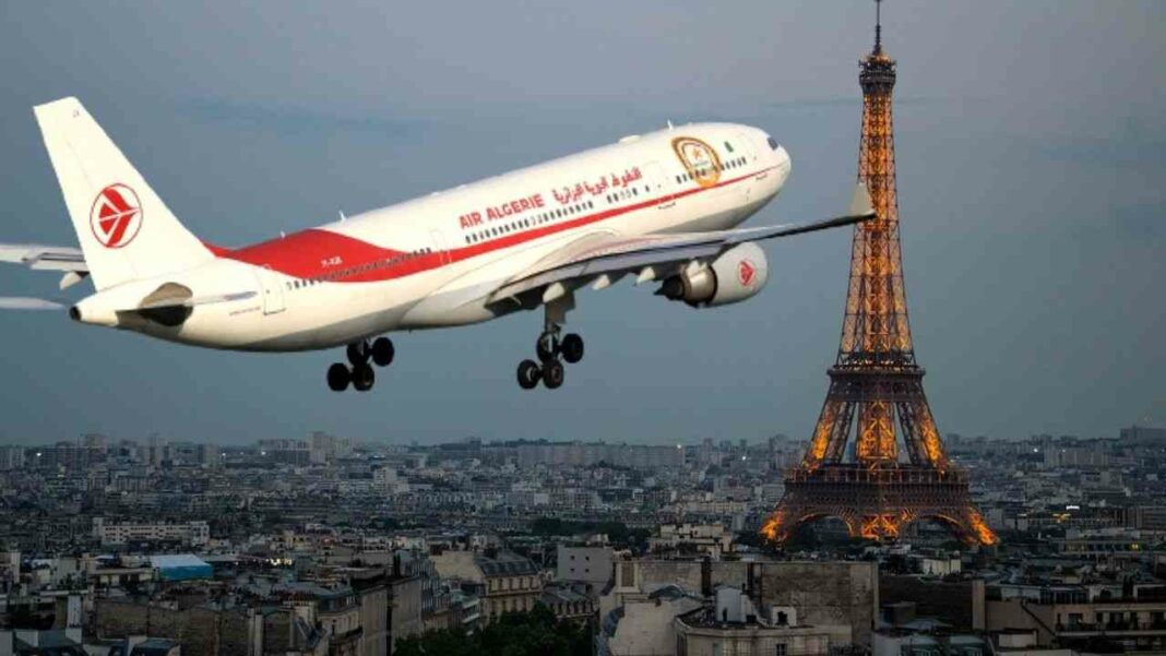 Air Algérie : Planifiez votre Voyage malgré la grève en France -détails importants à connaître Avion Air Algérie survolant Paris avec la Tour Eiffel en arrière-plan.