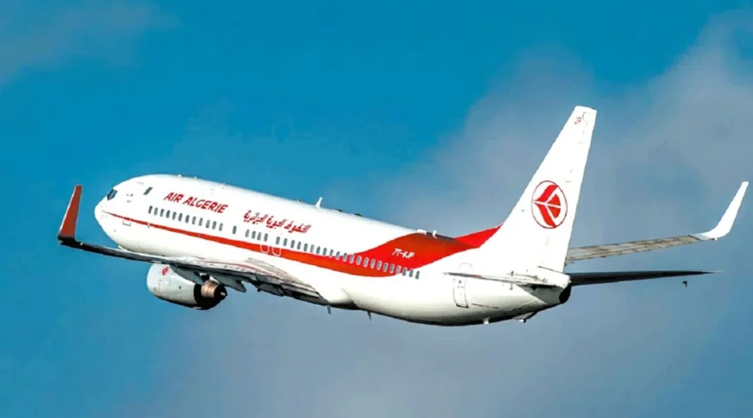 Air Algérie : Expansion de la flotte pour répondre à la demande croissante Avion Air Algérie en vol dans un ciel bleu clair.