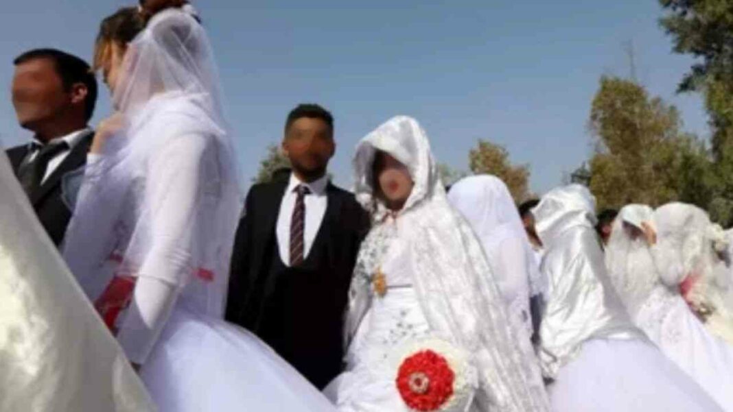 Mariage traditionnel en Algérie Cérémonie de mariage avec femmes en tenues traditionnelles blanches.