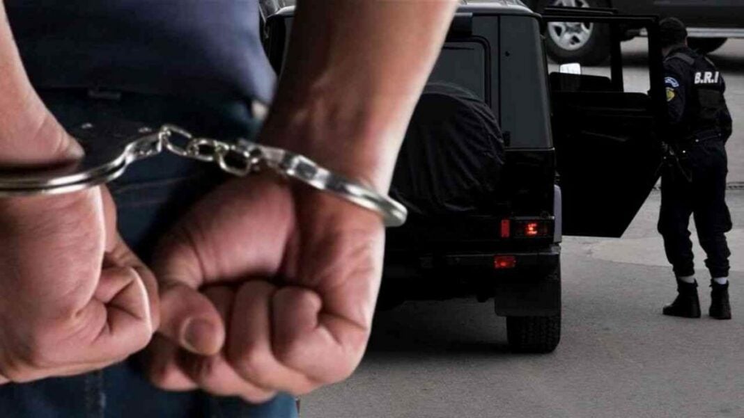 Arrestation à Alger par la police Policier menottant un suspect lors d'une opération à Alger.